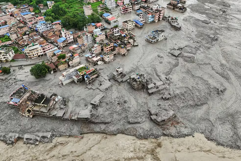 Avalanche no Nepal mata 332 e deixa 1.500