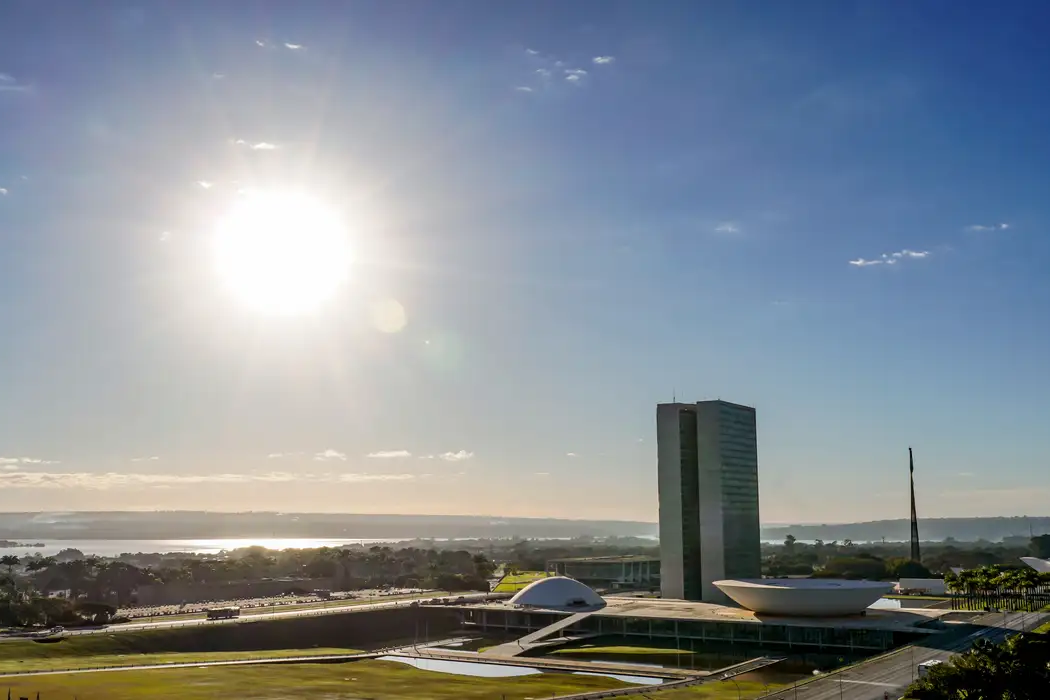 Congresso vota fim da escala 6x1 e taxa das blusinhas
