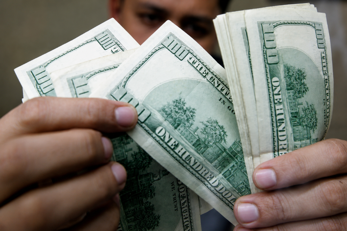 Mercado: Dólar recua 1,82% em julho e Bolsa sobe 3,5%