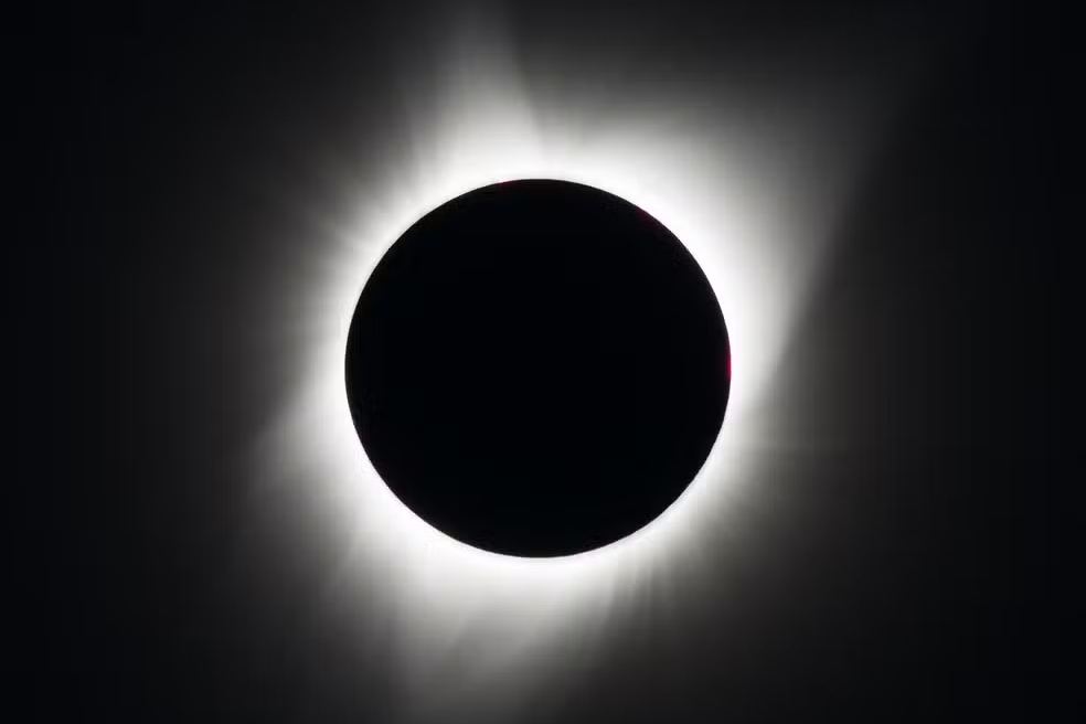 Eclipse solar total escurece céu nesta quarta