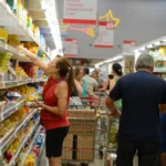 Inflação recua em julho e volta à meta do governo