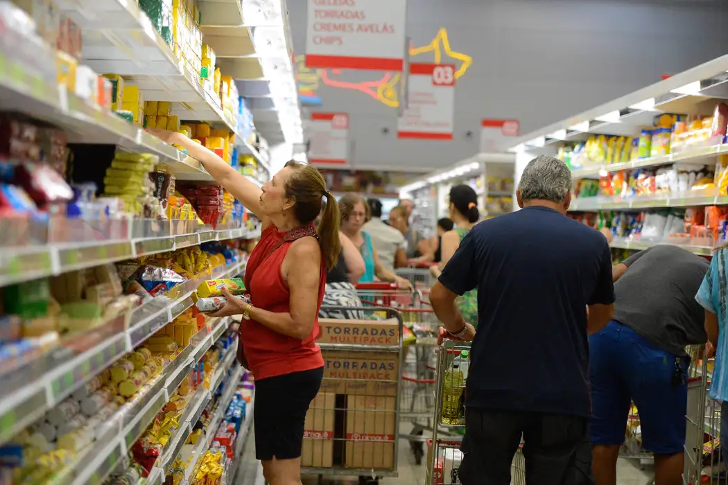 Inflação recua em julho e volta à meta do governo