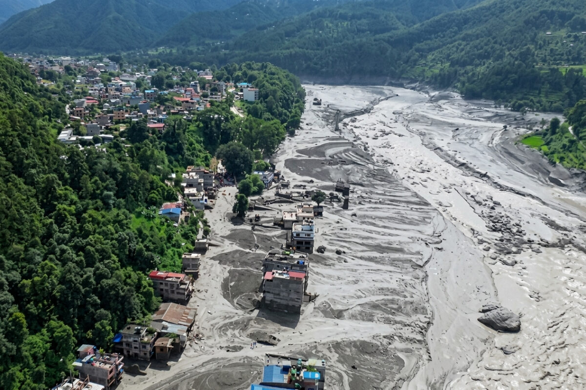 Lago transborda e eleva risco de novas cheias no Nepal