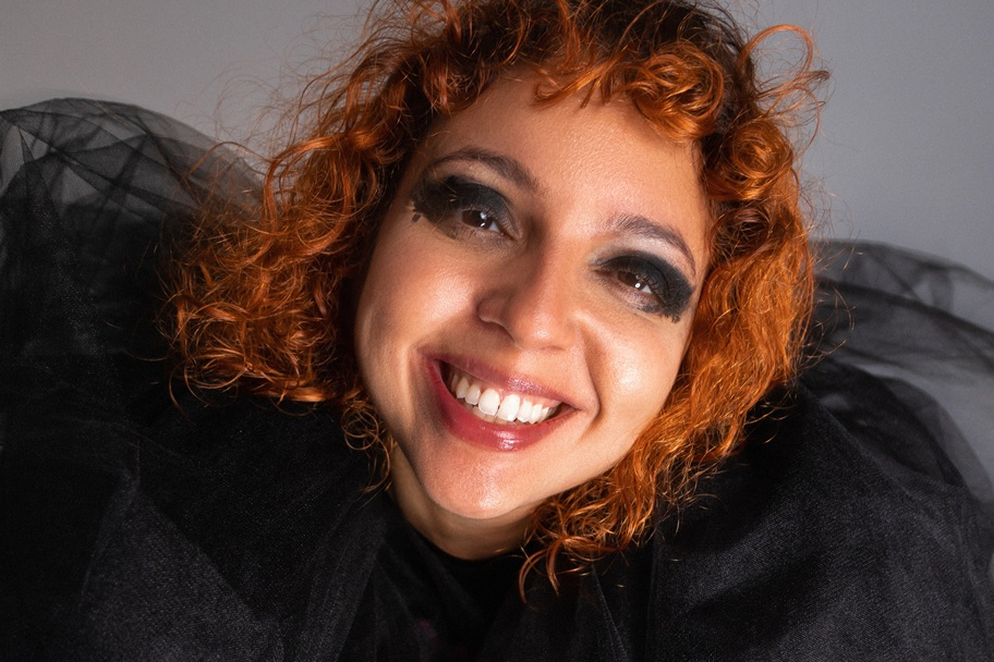 Luh Lívia faz show gratuito na Vila Azul do Mar
