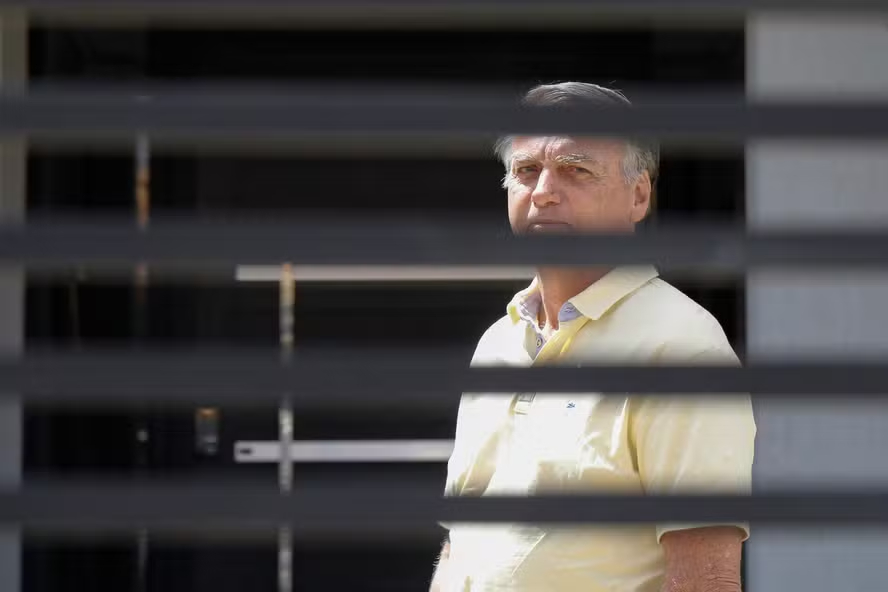 Moraes autoriza Bolsonaro a sair de casa para dentista