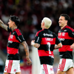 sporte: Flamengo vence e reduz distância para líder