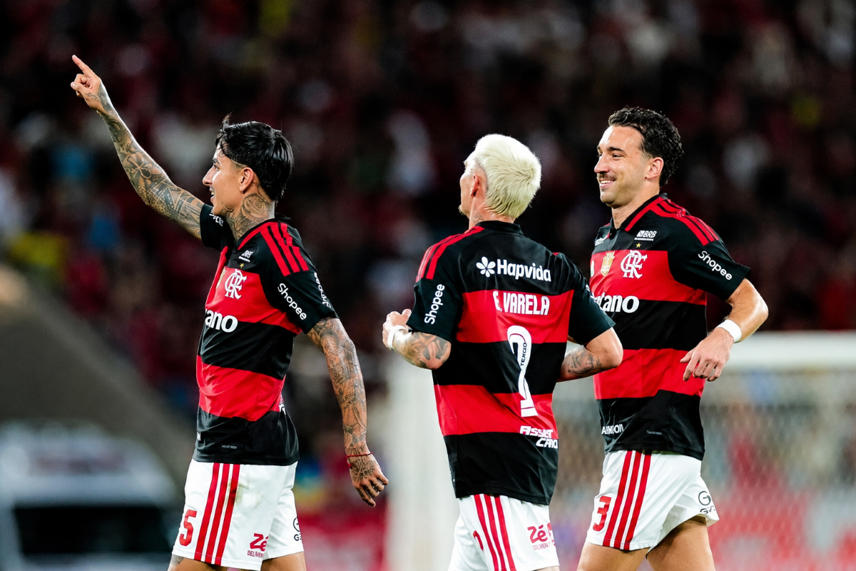 sporte: Flamengo vence e reduz distância para líder