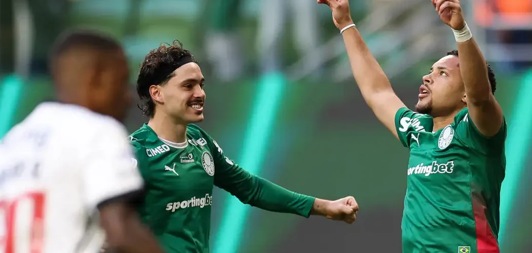 Palmeiras goleia Vasco e abre vantagem no Brasileirão