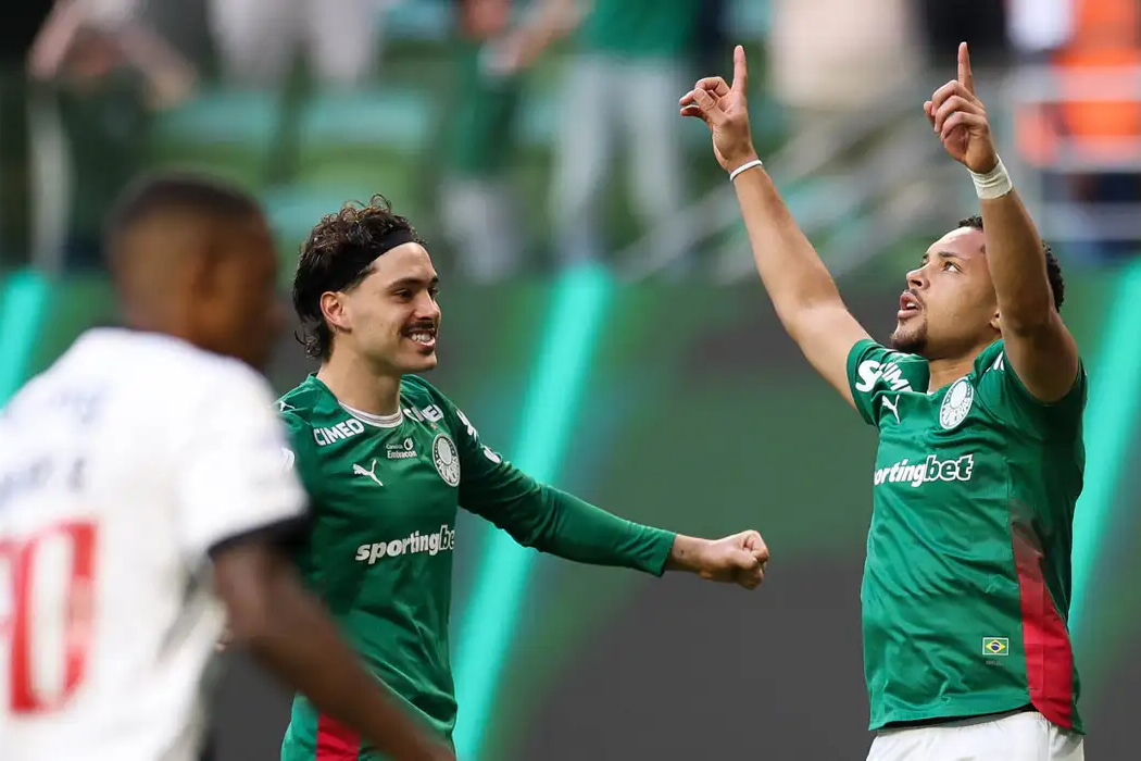 Palmeiras goleia Vasco e abre vantagem no Brasileirão