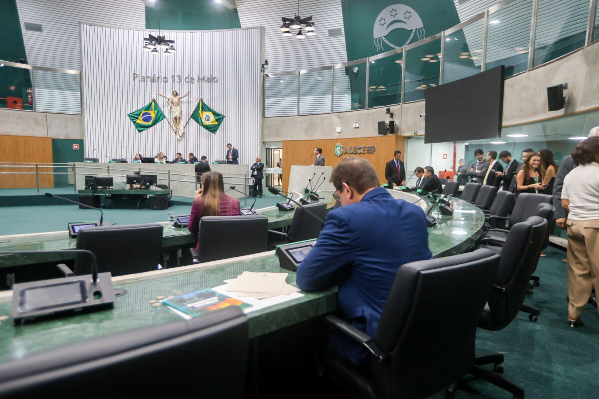 Plenário aprova 15 projetos em sessão desta quinta
