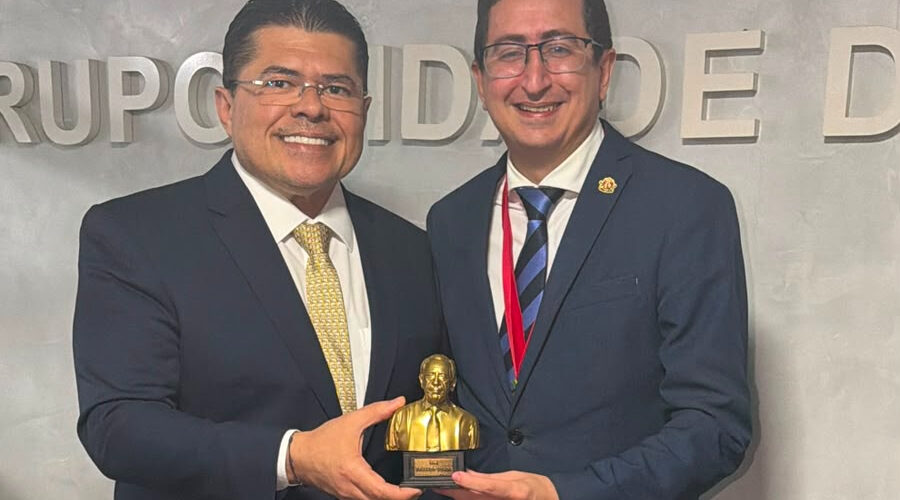 Roberto Victor recebe Troféu Ernando Uchôa Lima