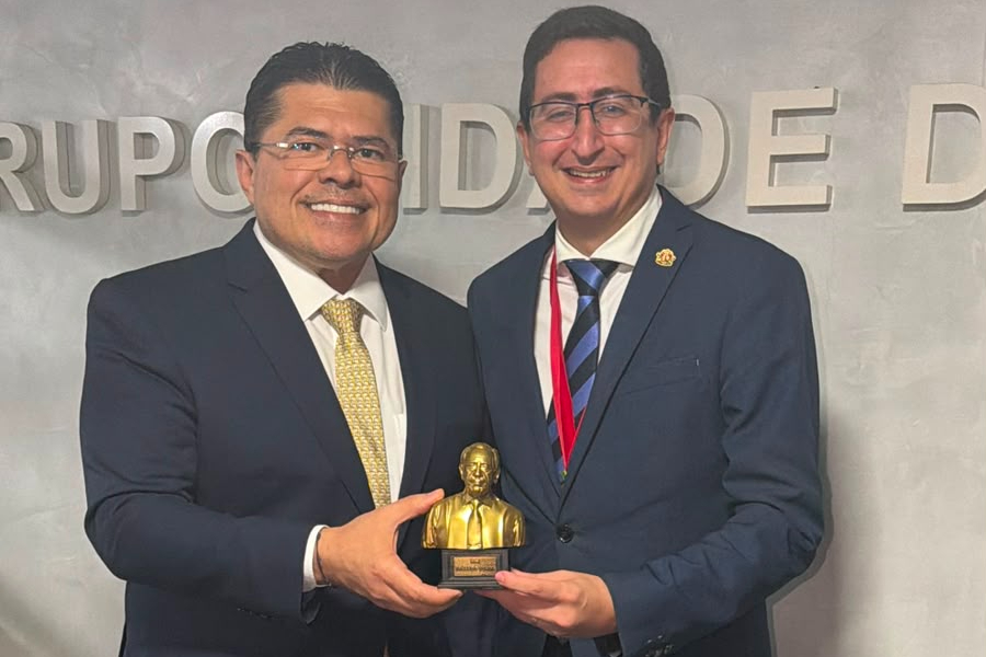 Roberto Victor recebe Troféu Ernando Uchôa Lima