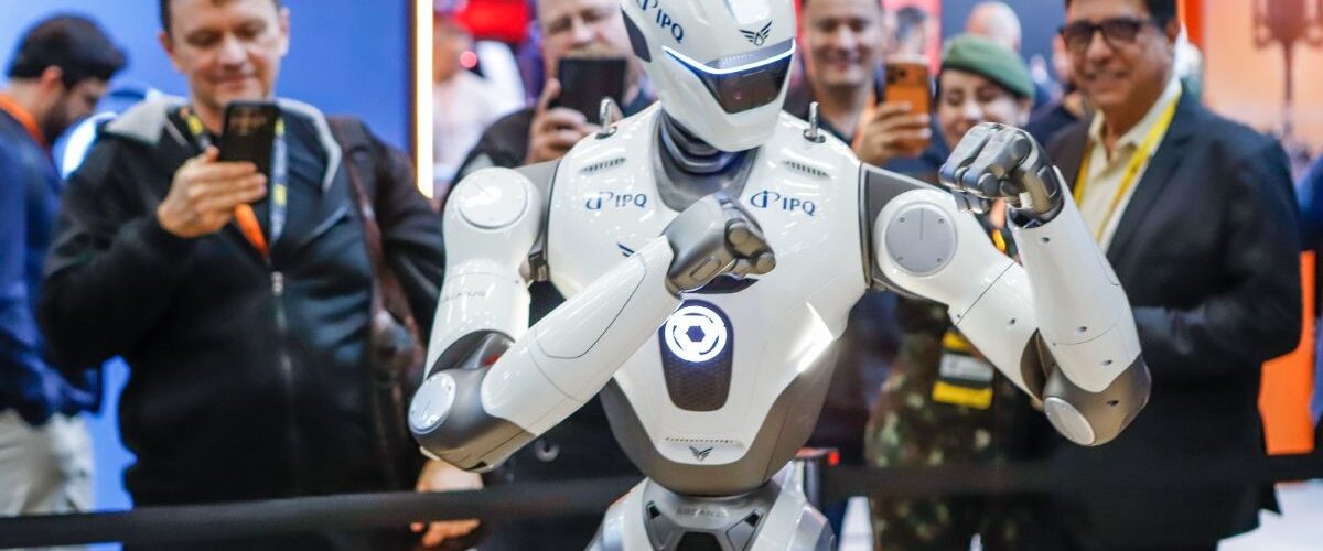 Tecnologia: Robô policial humanoide é atração em evento