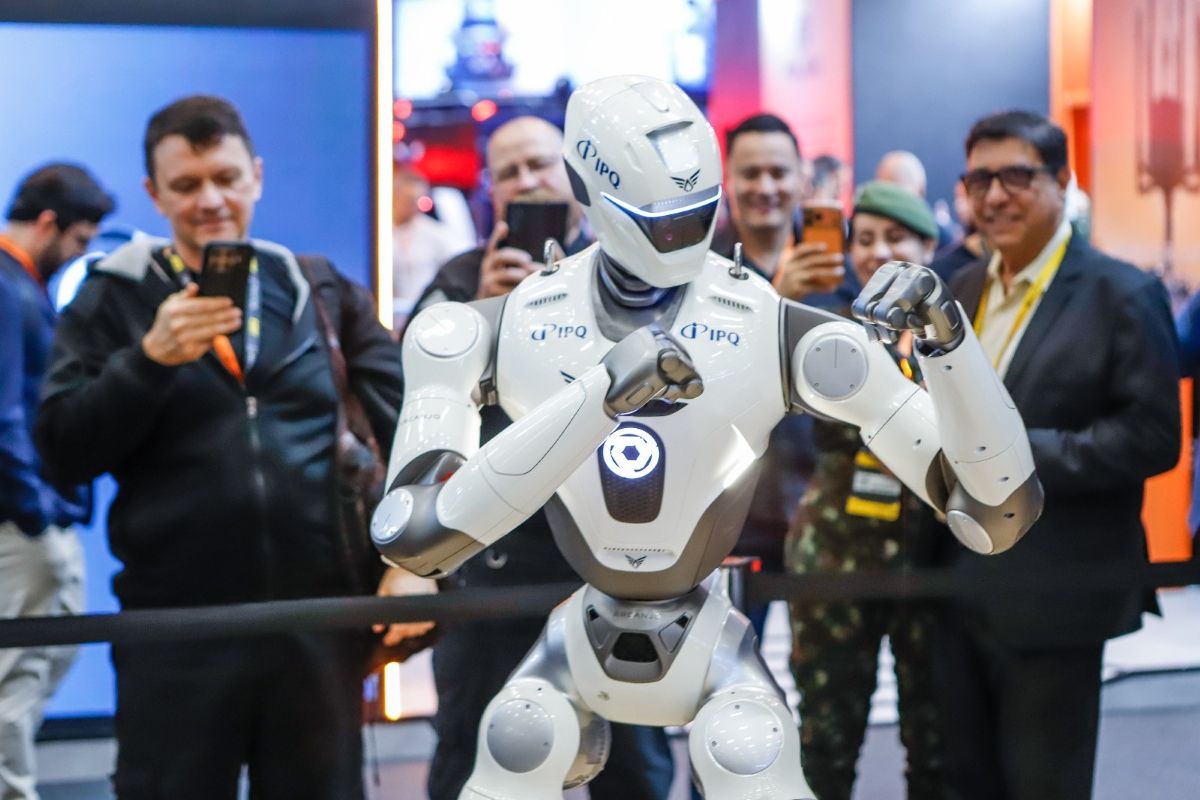 Tecnologia: Robô policial humanoide é atração em evento
