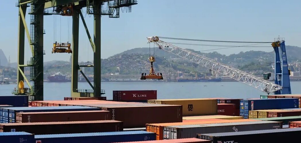 Economia: Balança comercial tem superávit de US$ 7,4 bi