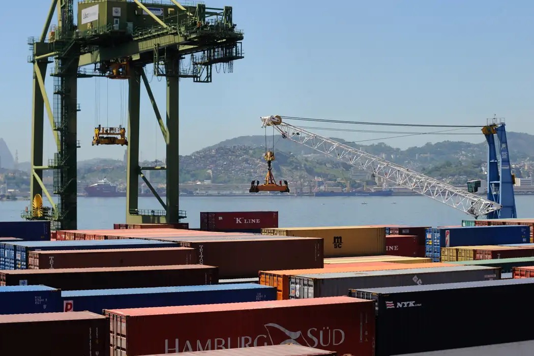Economia: Balança comercial tem superávit de US$ 7,4 bi