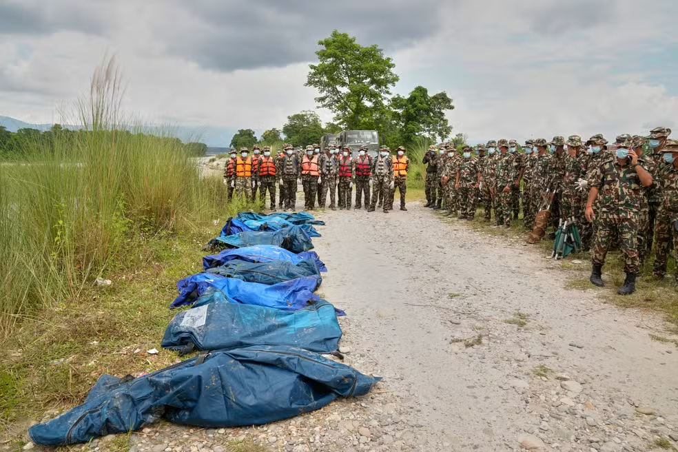 Avalanche no Himalaia deixa mais de mil mortos