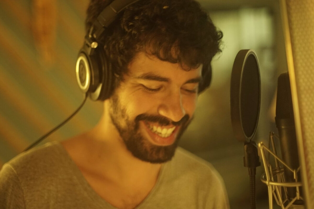 Cineteatro São Luiz recebe show de Caio Castelo nesta quinta