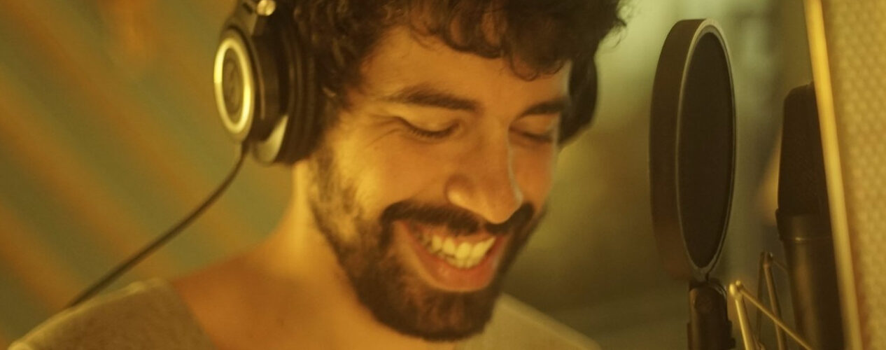 Cineteatro São Luiz recebe show de Caio Castelo nesta quinta