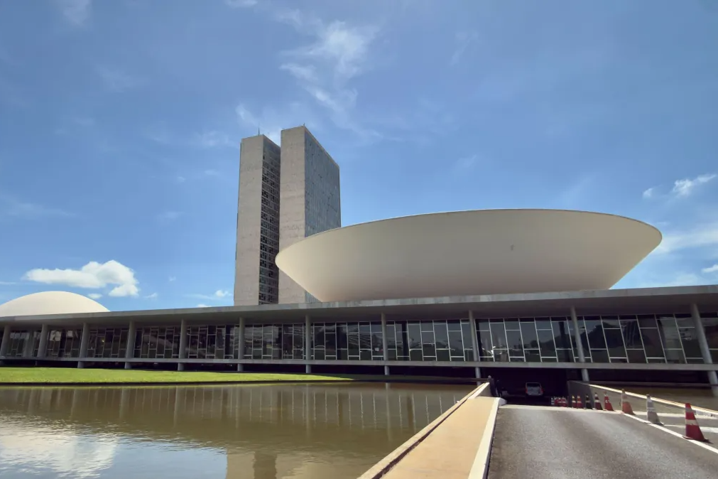 Congresso debate escala 6x1, segurança e blusinhas