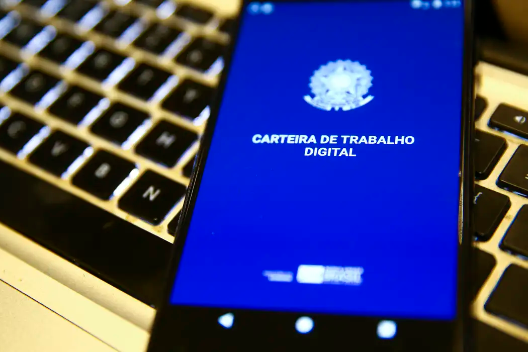 Desemprego cai para 5,3% até agosto no Brasil