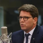 Dino proíbe Mario Frias de sair do país