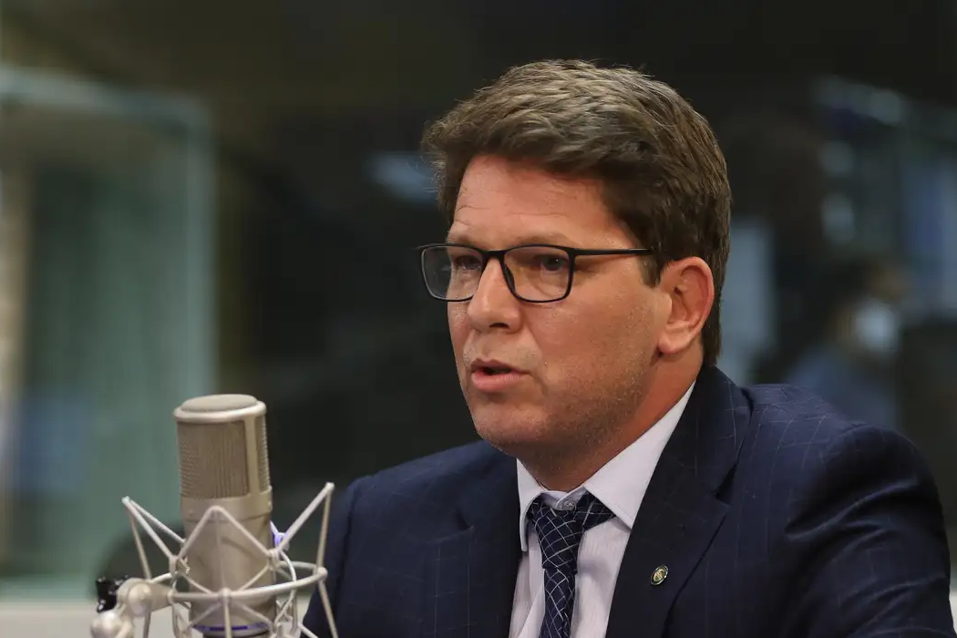 Dino proíbe Mario Frias de sair do país
