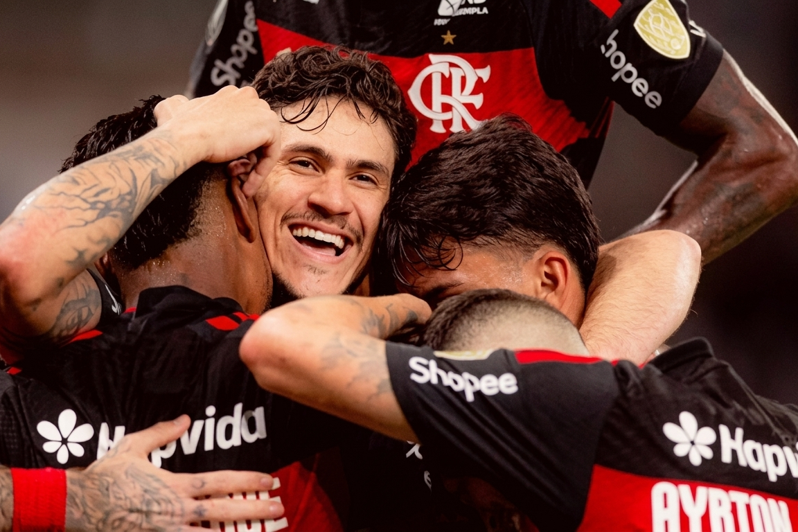 Flamengo empata no fim e avança à semifinal