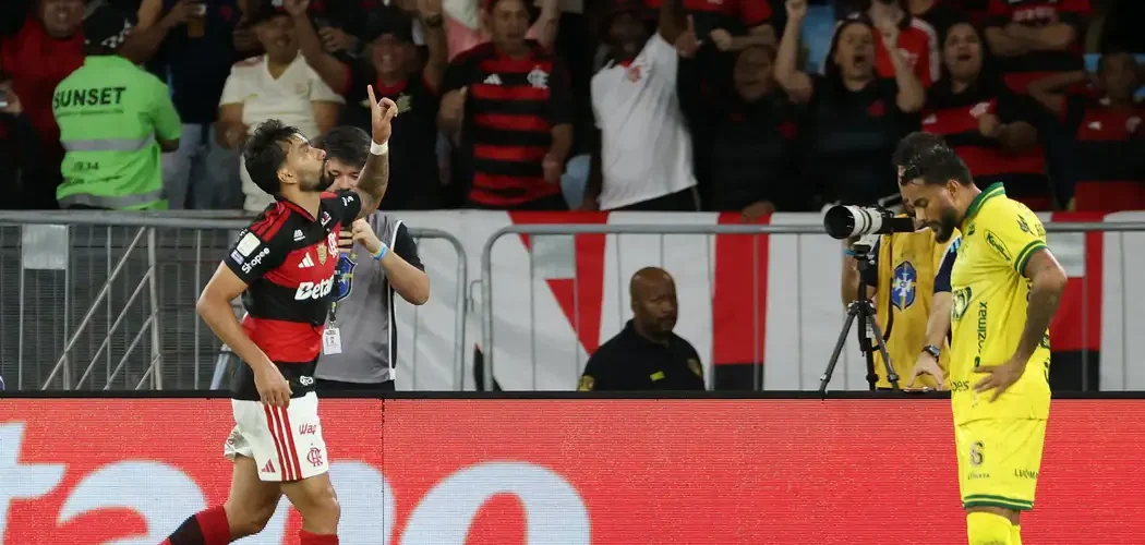 Flamengo vence e fica a um ponto do Palmeiras