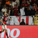 Flamengo vence e fica a um ponto do Palmeiras
