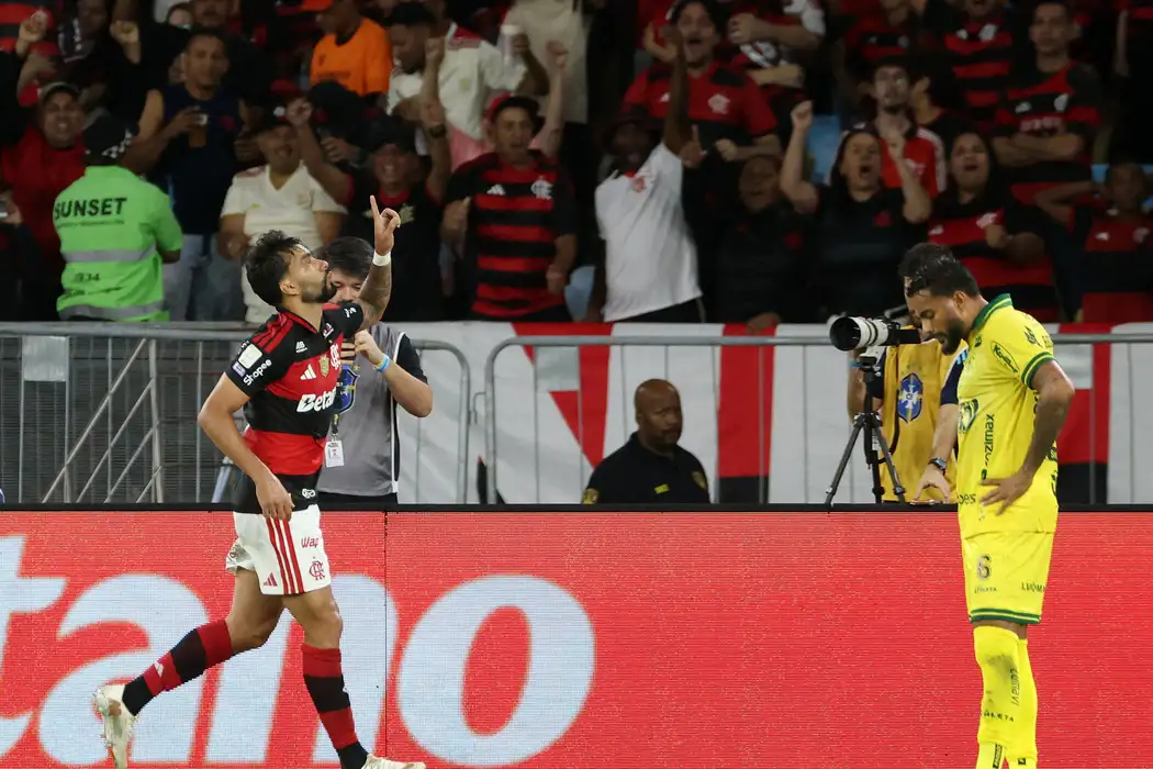 Flamengo vence e fica a um ponto do Palmeiras