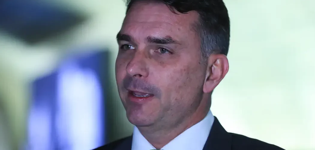 Mendonça inclui Flávio Bolsonaro em caso Dark Horse