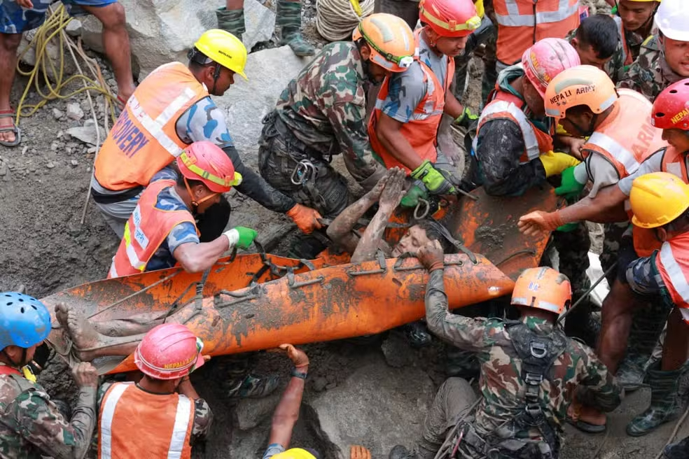 Nepal resgata 2 trabalhadores após 9 dias em túnel