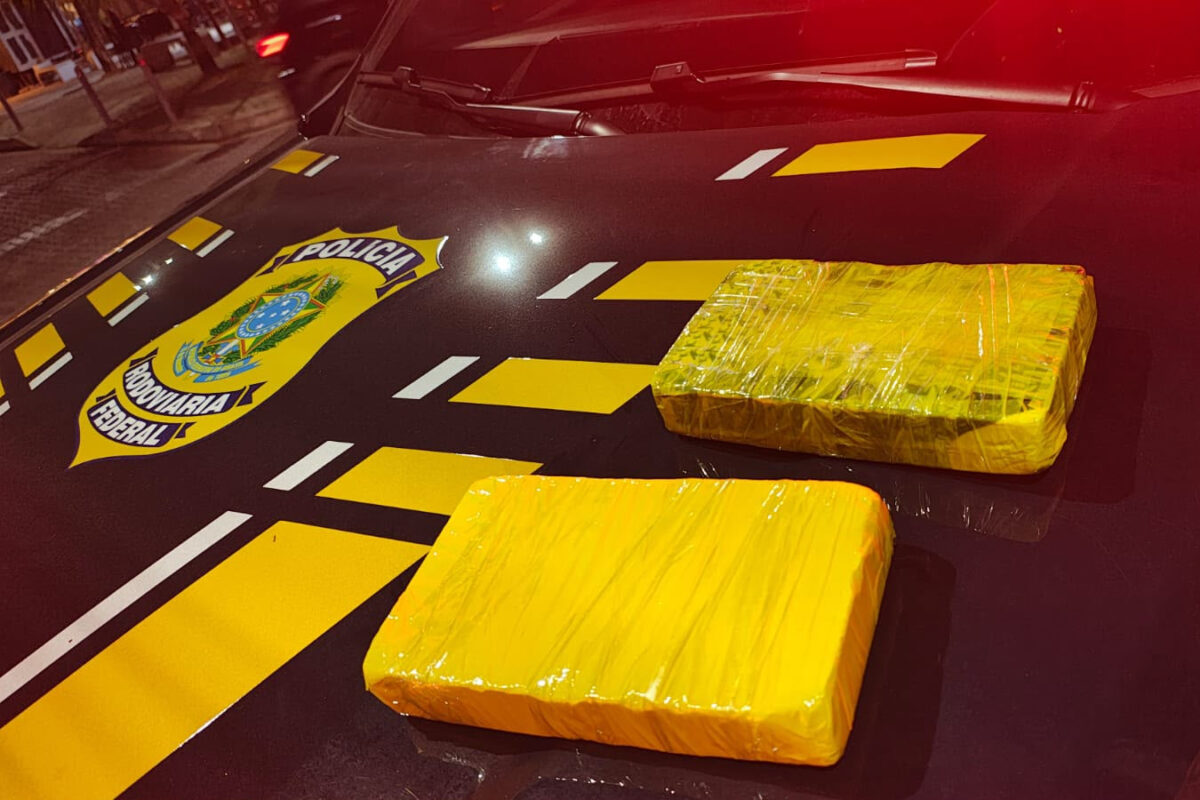 PRF prende passageira com cocaína em ônibus na BR-116