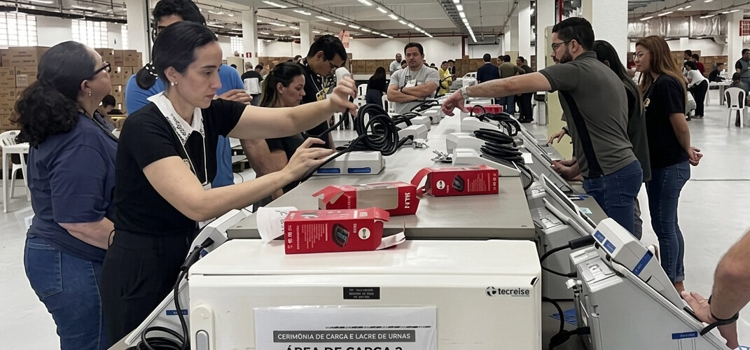 TRE-CE inicia carga de 26 mil urnas para eleições