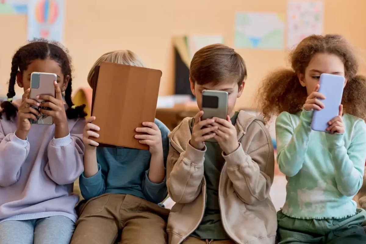 UE planeja restringir redes sociais para menores de 13 anos