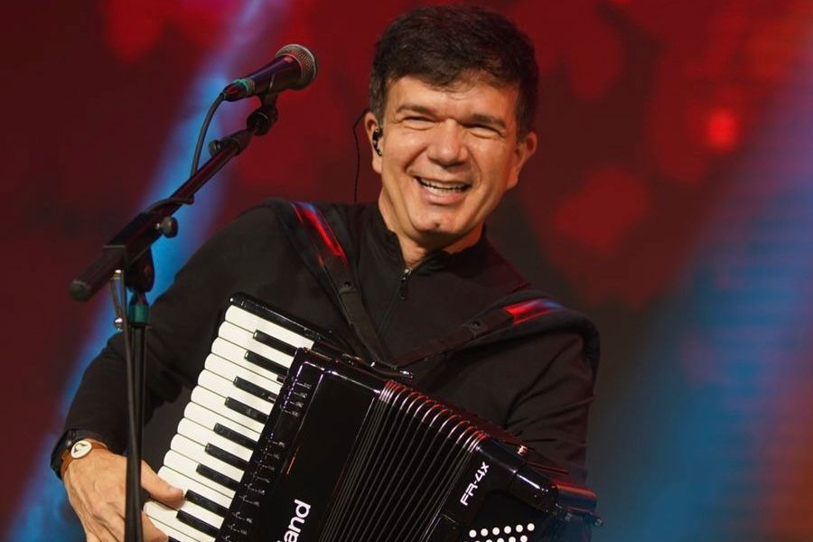 Waldonys leva música e poesia ao Teatro RioMar