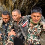 Mundo: Sobreviventes são resgatados no Nepal