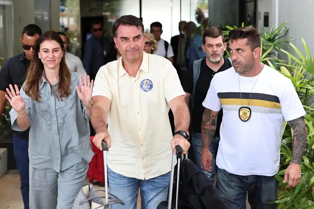 Justiça: Ação pede suspensão do salário de Flávio