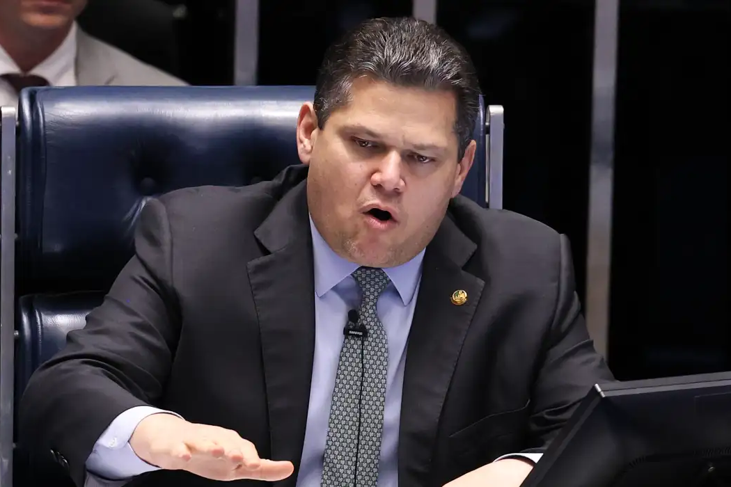 Alcolumbre promulga fim da escala 6x1 nesta sexta