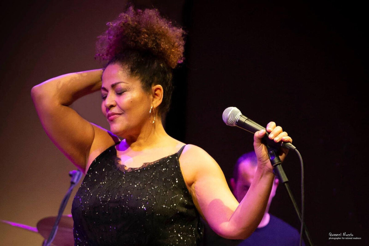 Ana Flora celebra 40 anos de música em show gratuito
