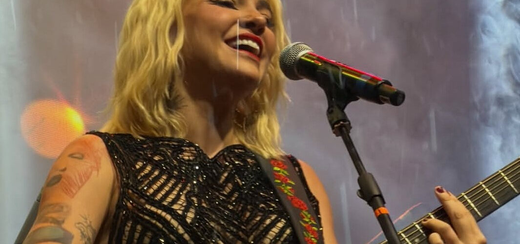 Camila Marieta faz show gratuito na Vila Azul do Mar