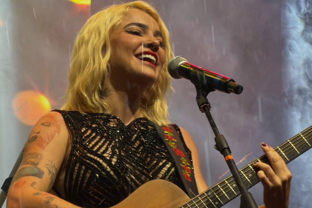 Camila Marieta faz show gratuito na Vila Azul do Mar