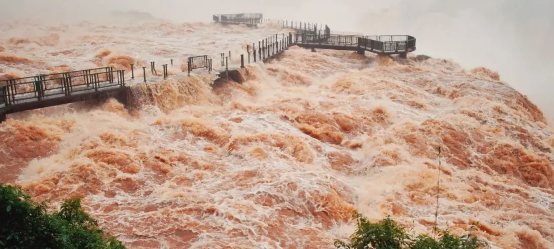 Cataratas do Iguaçu têm vazão dez vezes maior que a média