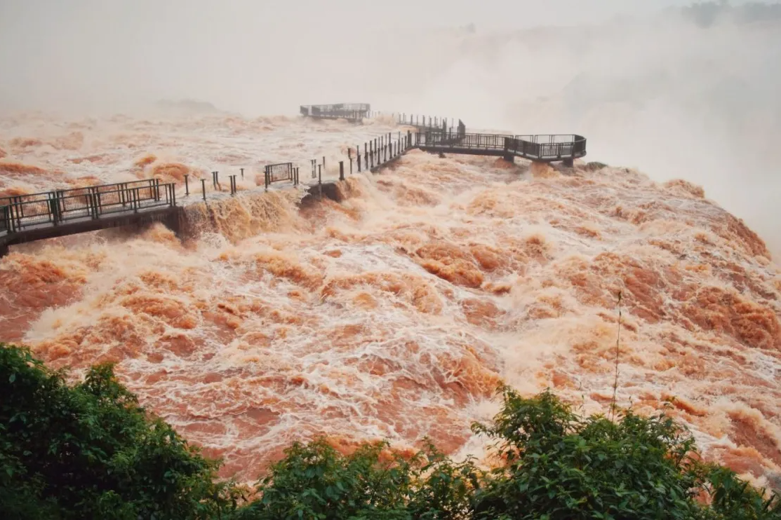Cataratas do Iguaçu têm vazão dez vezes maior que a média