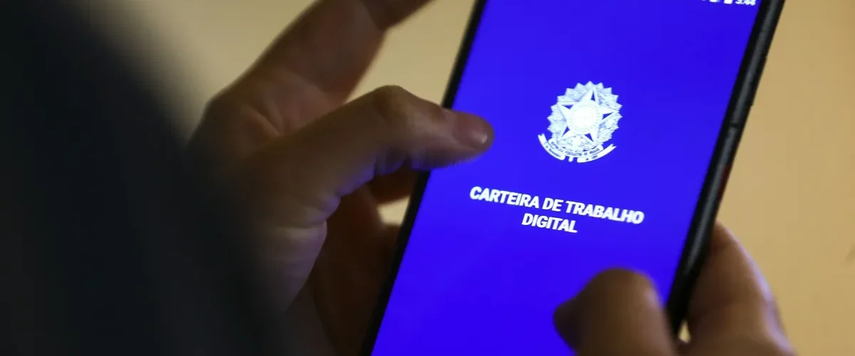 Desemprego cai para 5,2% e bate recorde no Brasil