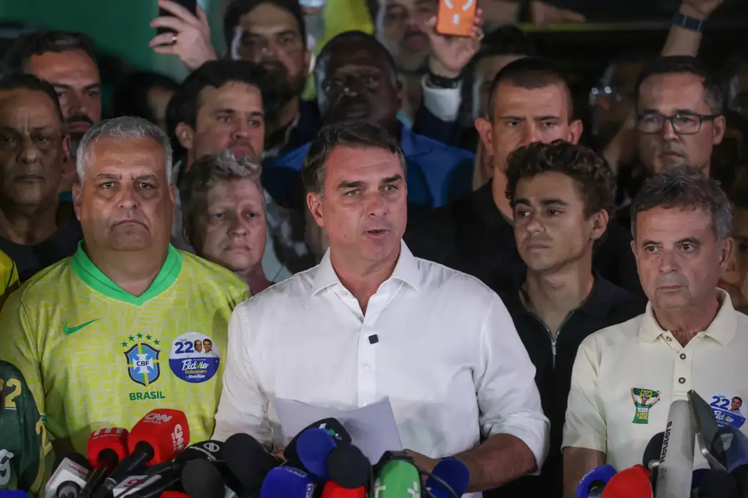 Flávio Bolsonaro pede anulação das eleições