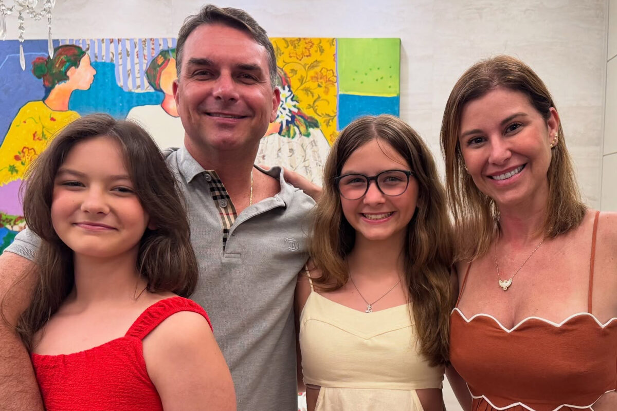 Flávio Bolsonaro viaja para Miami com a família