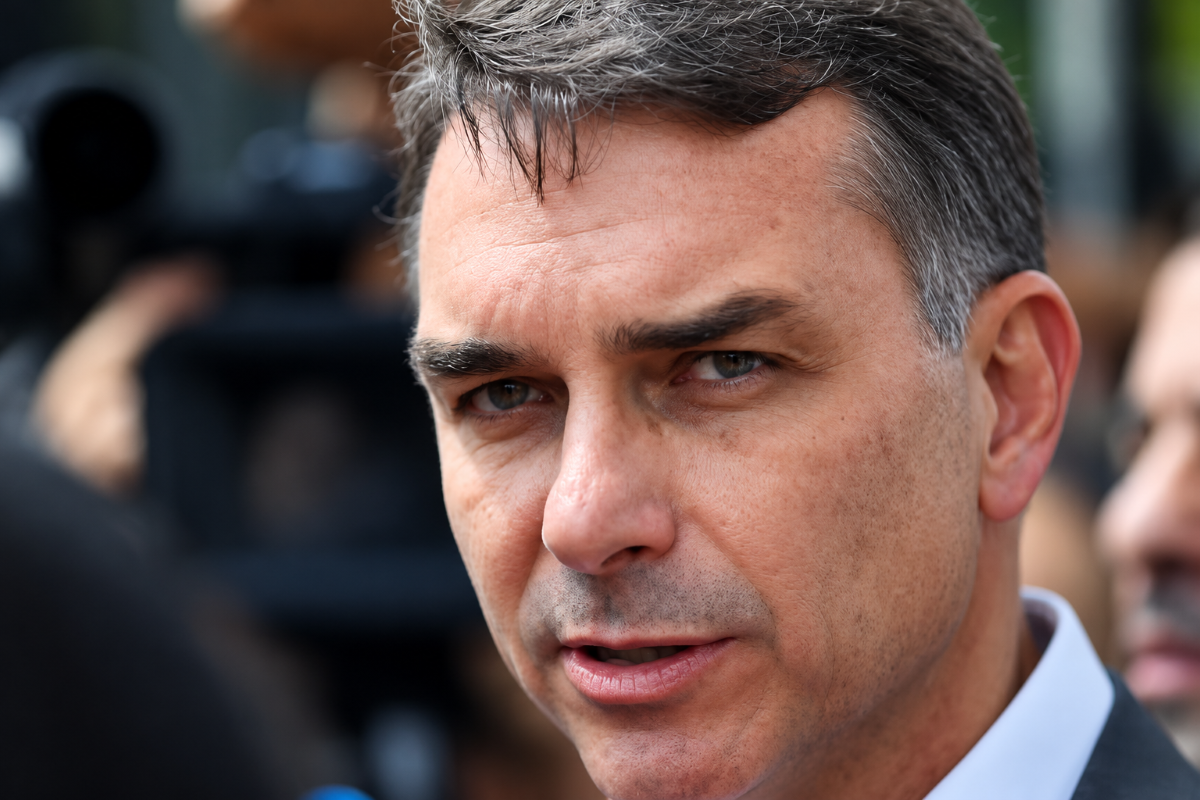 Justiça: Moraes manda Flávio entregar passaporte