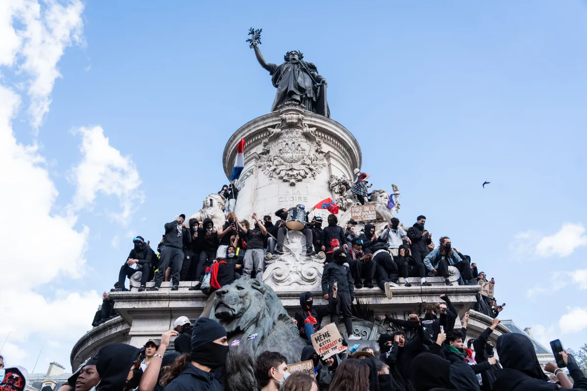 França impõe toque de recolher após onda de protestos